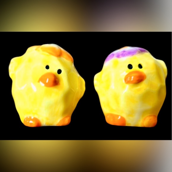 Salt and pepper shakers Baby Chicks with Flower Hats Easter, Spring NWOT - Picture 1 of 3